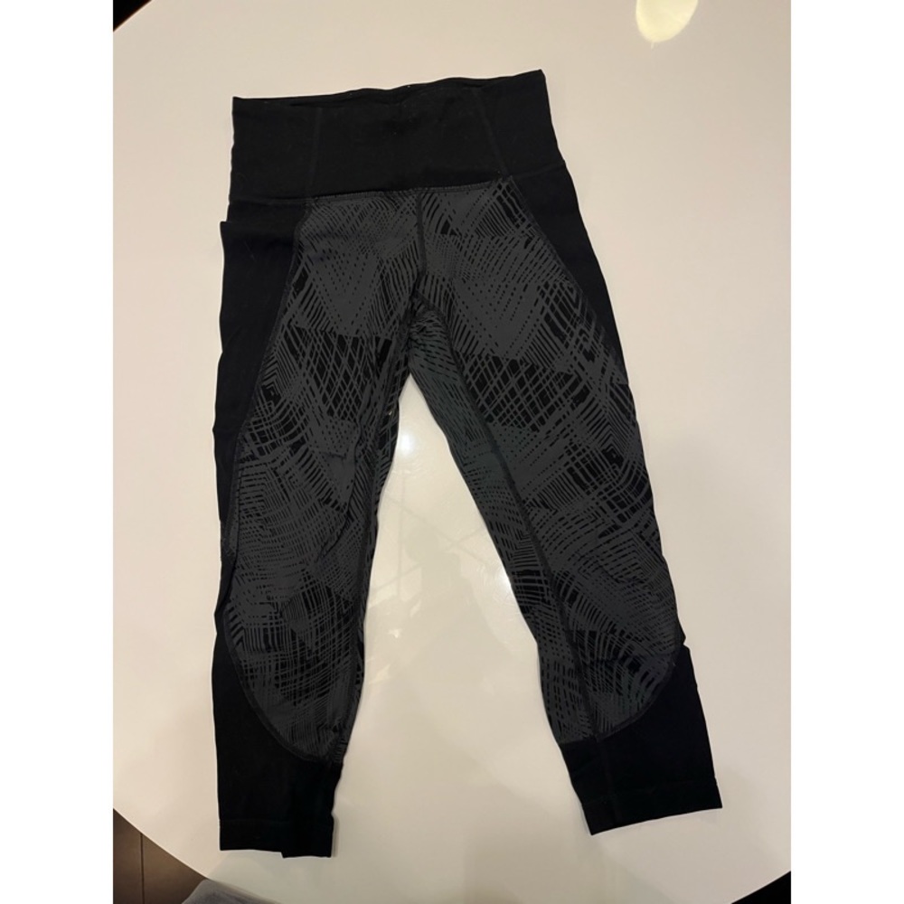 Athleta Women's Capri leggings Size XS Black Grey Yoga pants